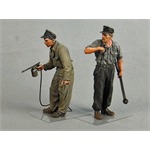 German tank crewmen painting summer 43-45 
