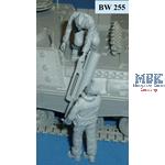 2 Panzersoldaten Jaguar aufmunitionierend