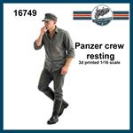 Panzer crew at rest (1:16)
