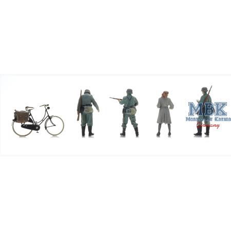 Wehrmacht Checkpoint + Frau auf dem Fahrrad