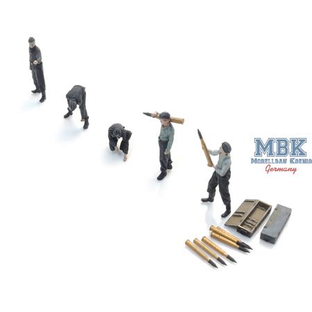 Wehrmacht Panzerbesatzung beim nachladen