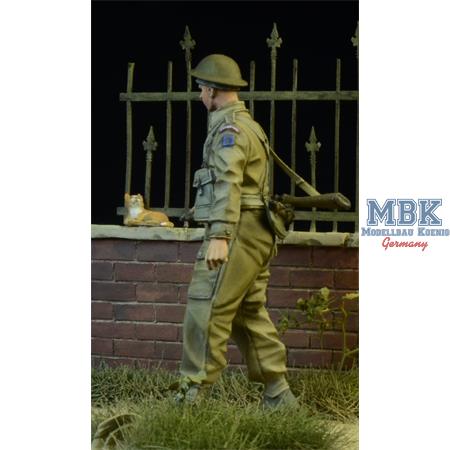 British Commonwealth Infantryman walking 1942-45