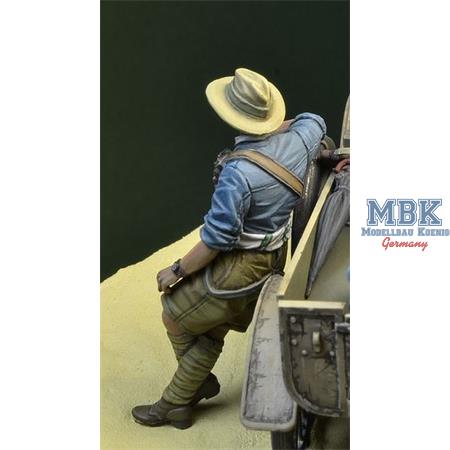WWI Anzac soldier leaning 1915-18