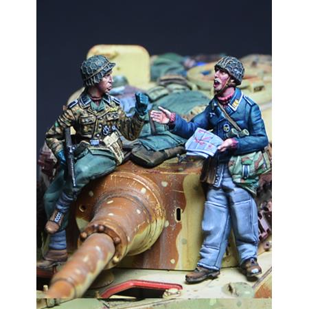 German Soldiers talking, Luftwaffe & WSS