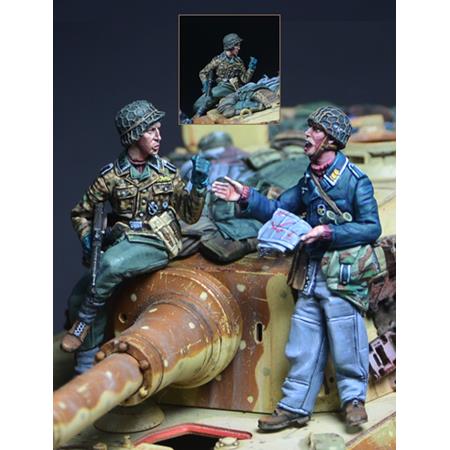 German Soldiers talking, Luftwaffe & WSS