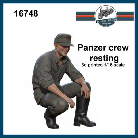 Panzer crew at rest (1:16)