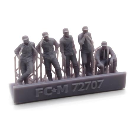 Panzer crew at rest (1:72)