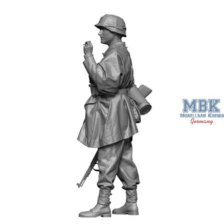 WW2 Waffen SS Soldier wearing Poncho 1:35