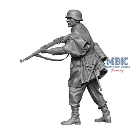 WW2 Waffen SS Soldier wearing Poncho 3 1:16