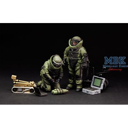 US explosive ordnance disposal specialists & robot