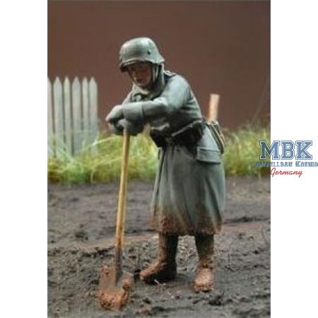 German Soldier Winter Dress rested on Shovel 1:35