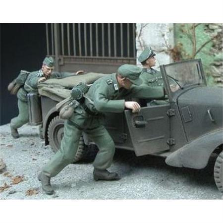 Deutsche Soldaten schieben Auto an, 2 Figuren 1:35