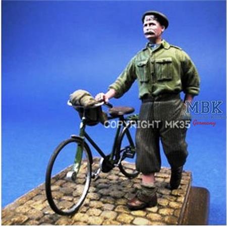 Zivilist schiebt Fahrrad/Civilian pushing his Bike