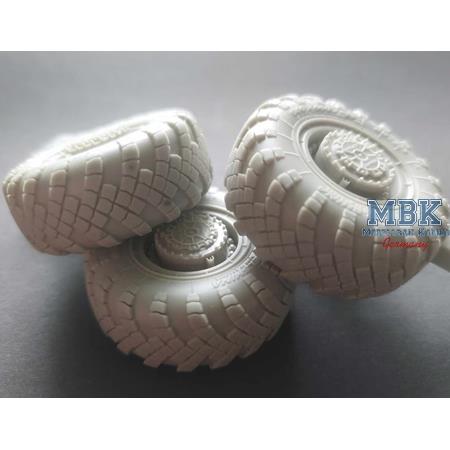 51 P6A S-400 "Triumph" Rocket Launcher Road Wheels