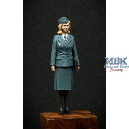 Signal-communication woman auxiliary
