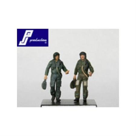 2 RAF Pilots Standing (90')