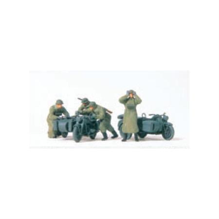 Kradschützen schieben Motorrad