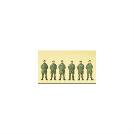 Bundeswehr Soldaten stehend, Parka, Barett
