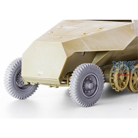 Sd.Kfz.251 & 11 front wheels (uncommon offroad)