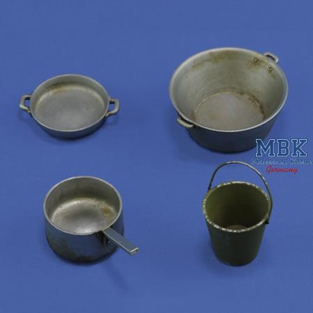 Cookware set and bucket (1:16)