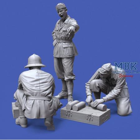 Italian WWII soldiers North Africa loading 100mm