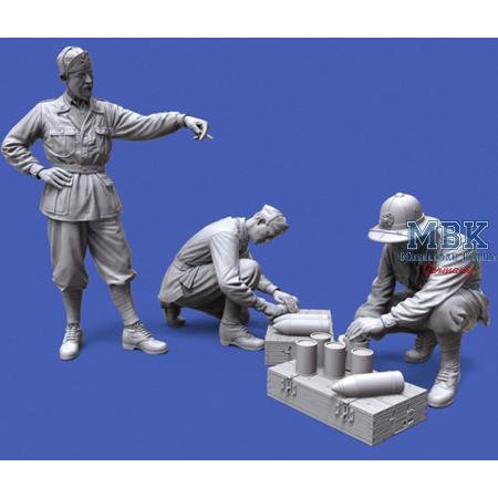 Italian WWII soldiers North Africa loading 100mm