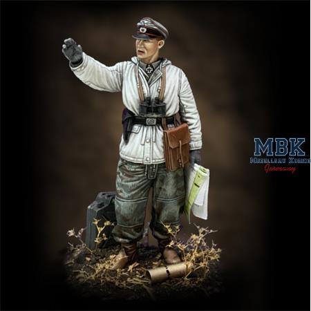 GERMAN TANKER IN WINTER DRESS - WWII  (1/72)