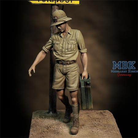 Italian soldier with jerry can (1/35)