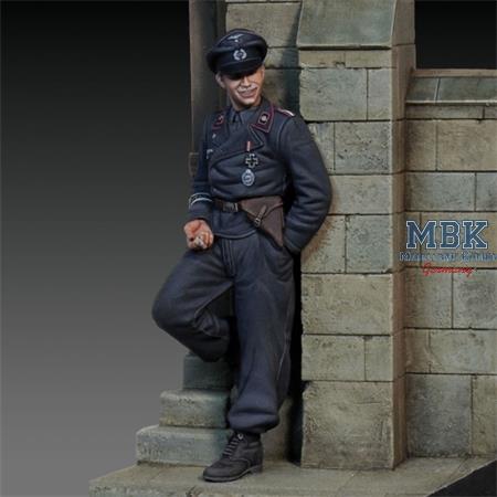 German tanker leaning against the wall WWII (1:72)