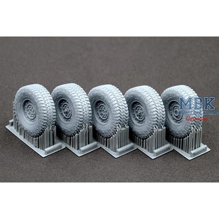 HMMWV MT/R 12-bolt Sagged wheel set - 1/35