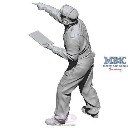 WWII M10 Achilles British Tank Gunner (1:35)
