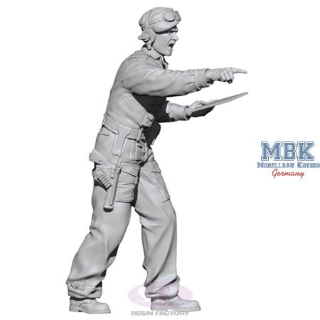 WWII M10 Achilles British Tank Gunner (1:35)