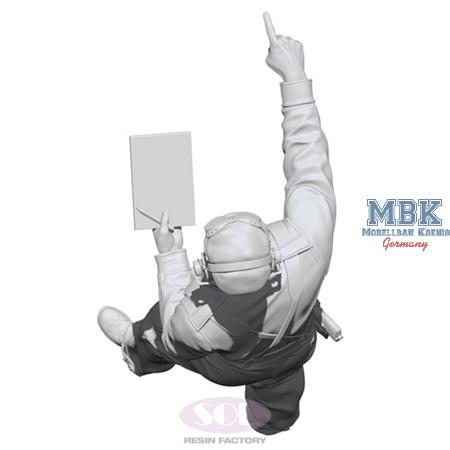 WWII M10 Achilles British Tank Gunner (1:35)