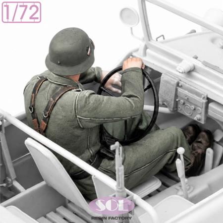 Driver for WWII German Schwimmwagen  (1:72)