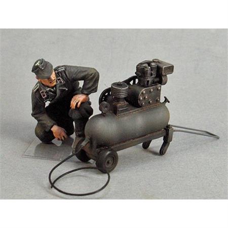German tank crewman with compressor summer 43-45