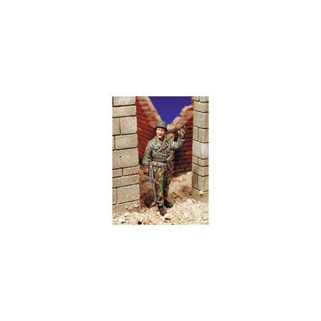 35376 Panzer Trooper standing with MP 44