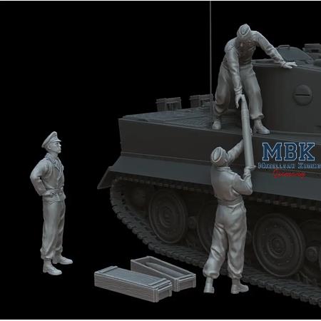 Tiger I crew loading ammo