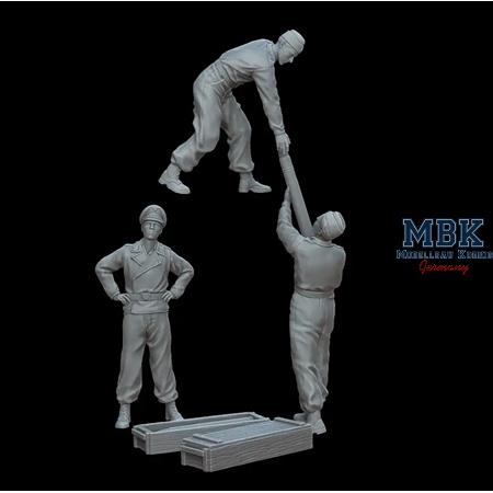 Tiger I crew loading ammo