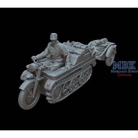 Kleines Kettenkraftrad Sd.Kfz. 2 with a trailer
